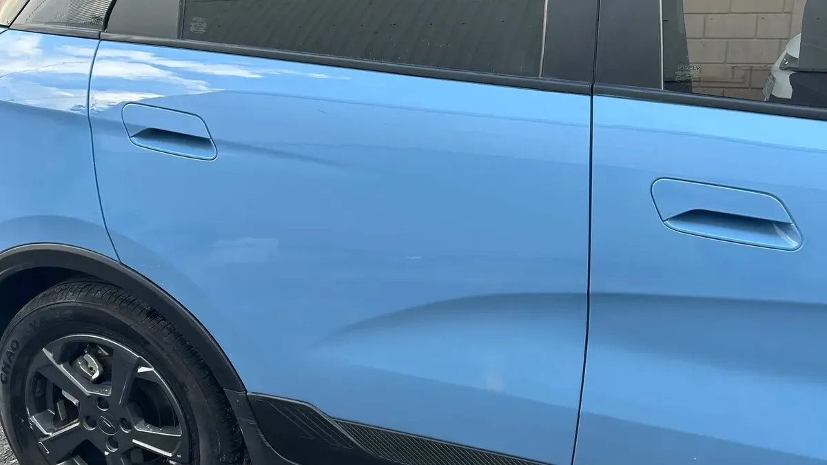 Geely Geometry E terminado con acabado brillante en Latin Garage