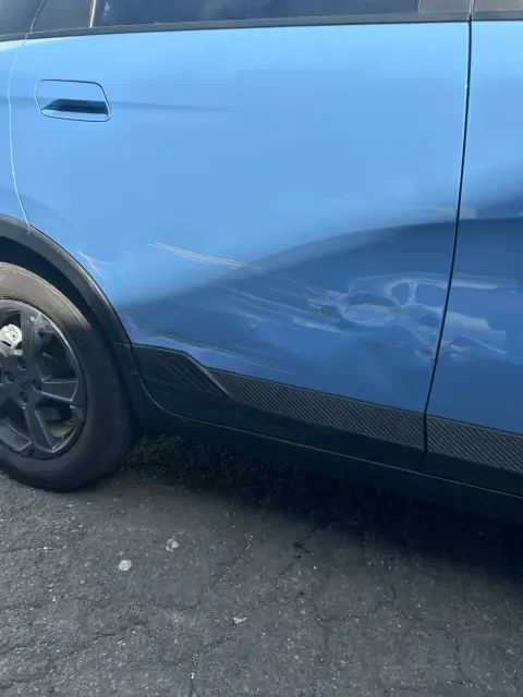 Lateral derecho Geely Geometry E 2024 después de pintura celeste