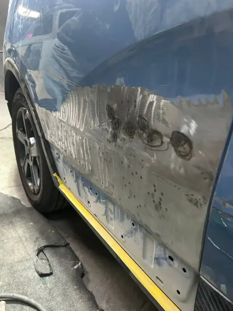 Vista lateral completa Geely Geometry E 2024 tras trabajo de pintura