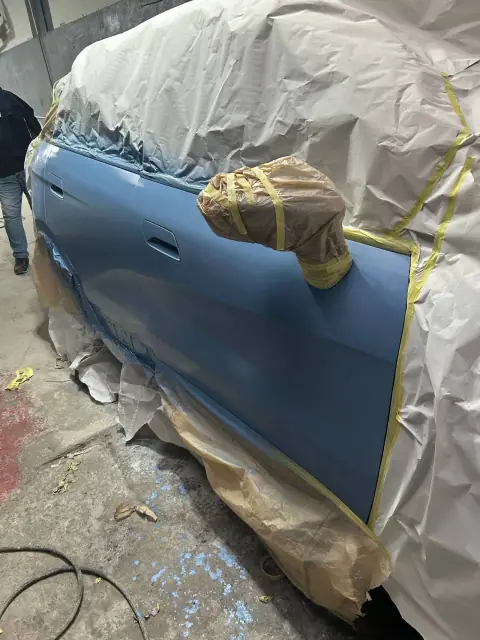 Detalle superficie pintada Geely Geometry E 2024