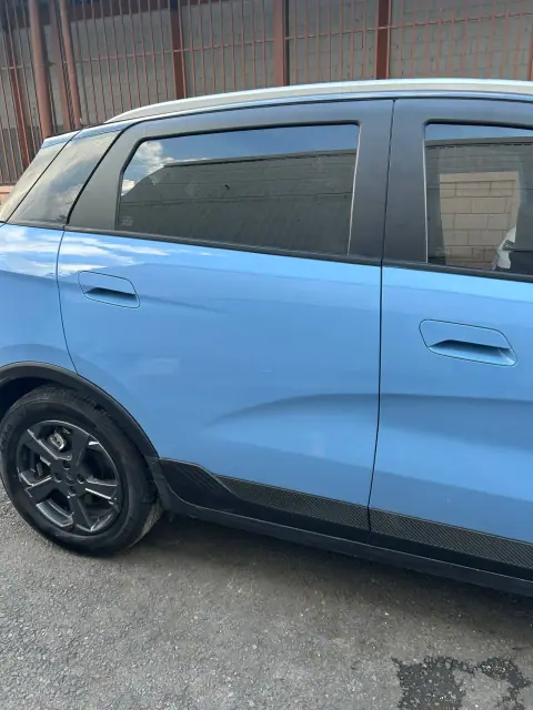 Terminado final Geely Geometry E 2024 celeste