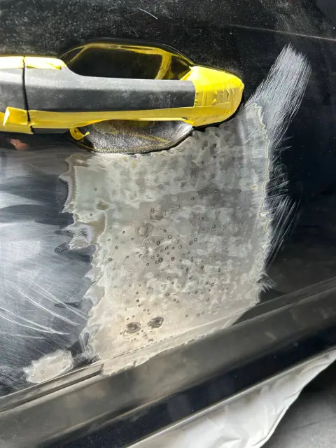 Maxus T60 2023 enmascarado en cabina de pintura de Latin Garaje