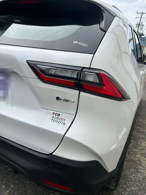 Parte trasera derecha de un Toyota Yaris Cross blanco recién pintado y terminado.